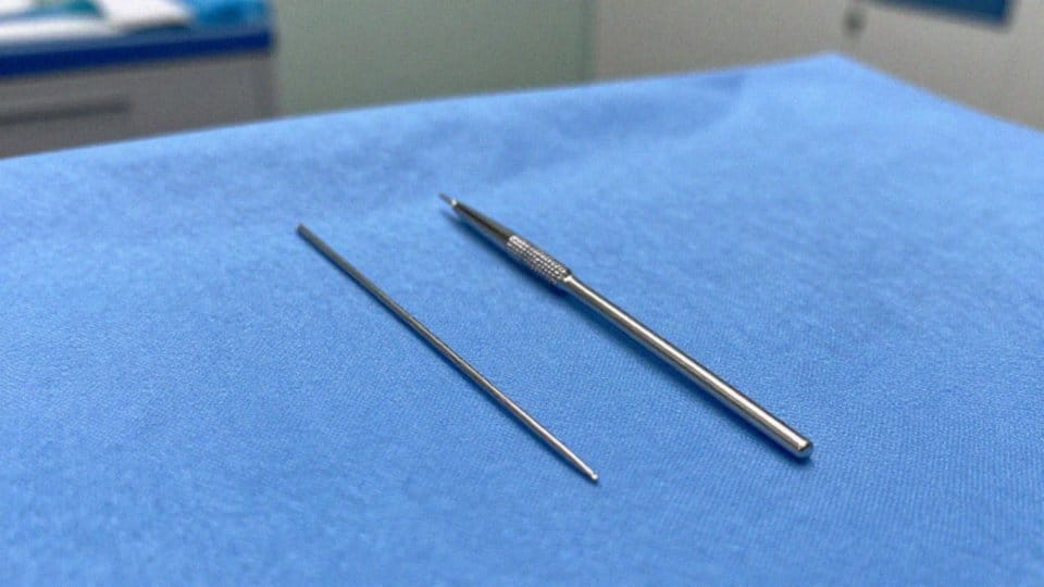 Czym różni się cienkoigłowa biopsja tarczycy od gruboigłowej?